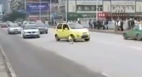 Duduk ditengah jalan, Nyawa diujung tanduk, Ingin bunuh dirikah?