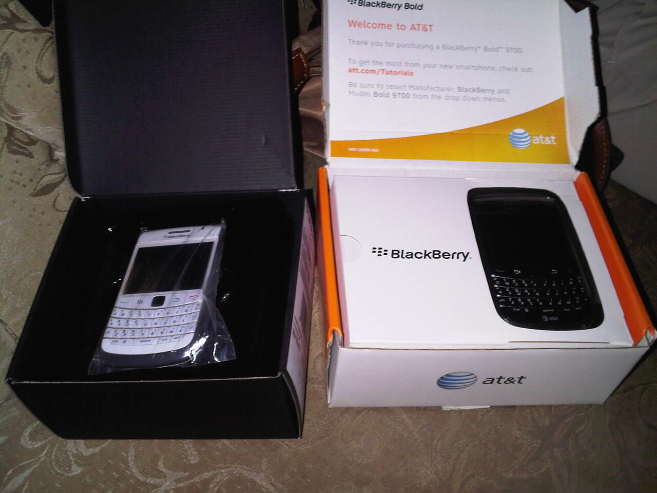 WTS BOLD 9780 (ONYX 2 WHITE) & BOLD 9700 (ONYX 1 BLACK)