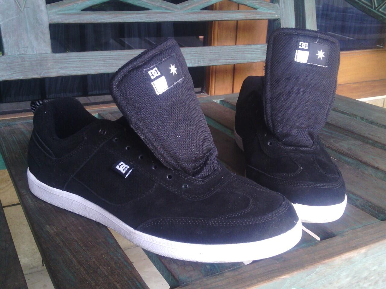 DC LENNOX S Model No. 303382 2nd (baru 2 kali pakai) Black/White (BKW) Size 46