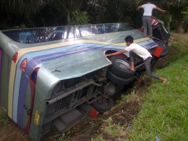 &#91;Ngakak&#93; Cara Parkir Mobil yg Aneh