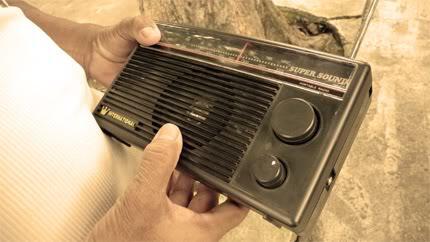 Keunikan mendengar pertandingan bola di radio