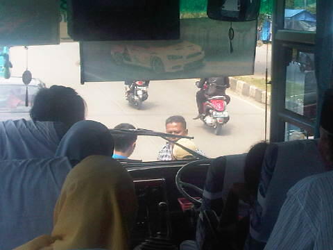 (Real with pic) oknum TNI menodongkan pistol dan memukul sopir bus 