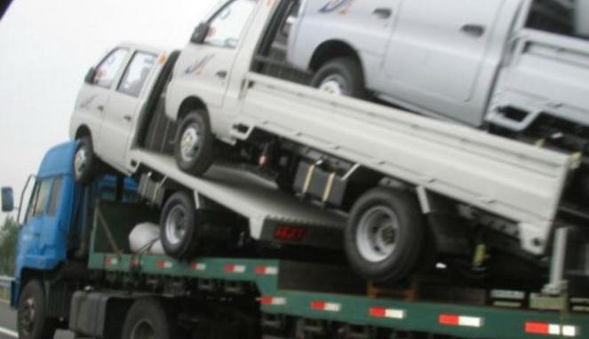 Aksi Nekat Berbahaya Pengemudi China Tumpuk Sembilan Truk