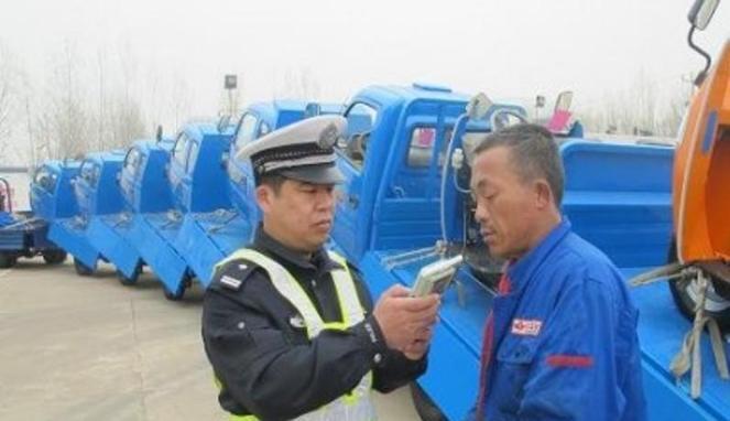 Aksi Nekat Berbahaya Pengemudi China Tumpuk Sembilan Truk