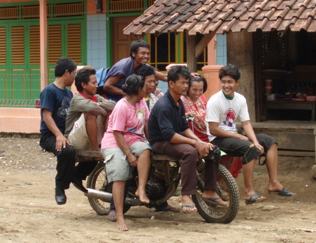 JANGAN SALAH...TUKANG OJEK JUGA PUNYA HUKUM KESEIMBANGAN KE PENUMPANGNYA