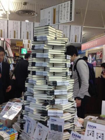 Seni Menumpuk Buku di Toko Buku Jepang