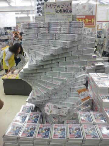 Seni Menumpuk Buku di Toko Buku Jepang