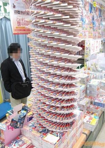 Seni Menumpuk Buku di Toko Buku Jepang