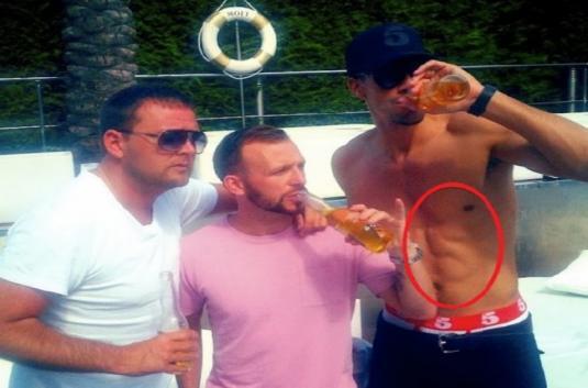 Misterius, Otot Perut Rio Ferdinand Membentuk Angka 5 Usai Liburan Di Spanyol