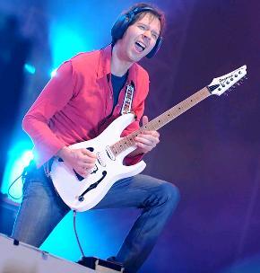 Biografi Paul Gilbert : Dewa Alternate Picking