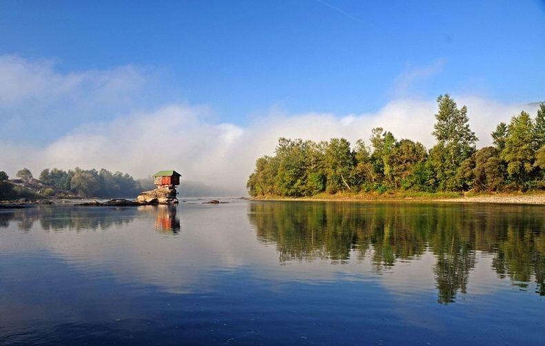 &#91;UNIK&#93; Waw 44 tahun Rumah ini Ditengah Sungai.