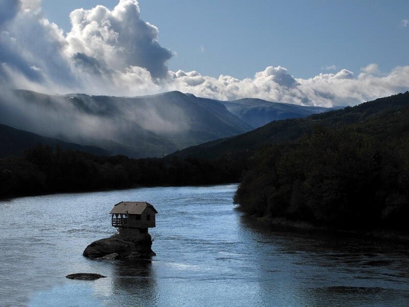 &#91;UNIK&#93; Waw 44 tahun Rumah ini Ditengah Sungai.