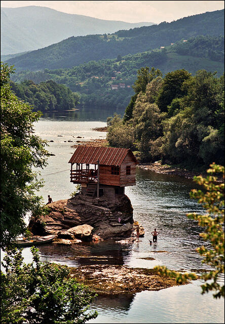 &#91;UNIK&#93; Waw 44 tahun Rumah ini Ditengah Sungai.