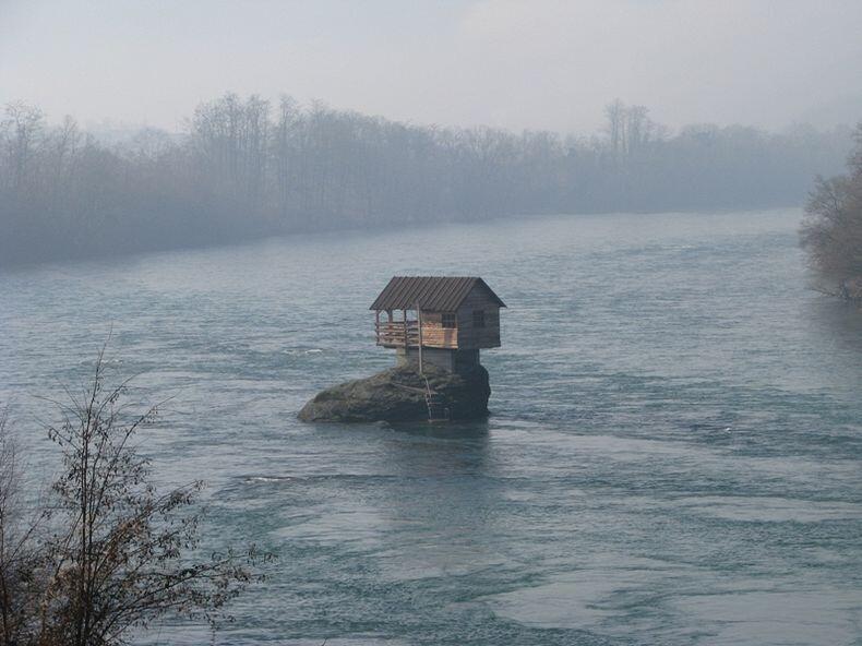 &#91;UNIK&#93; Waw 44 tahun Rumah ini Ditengah Sungai.