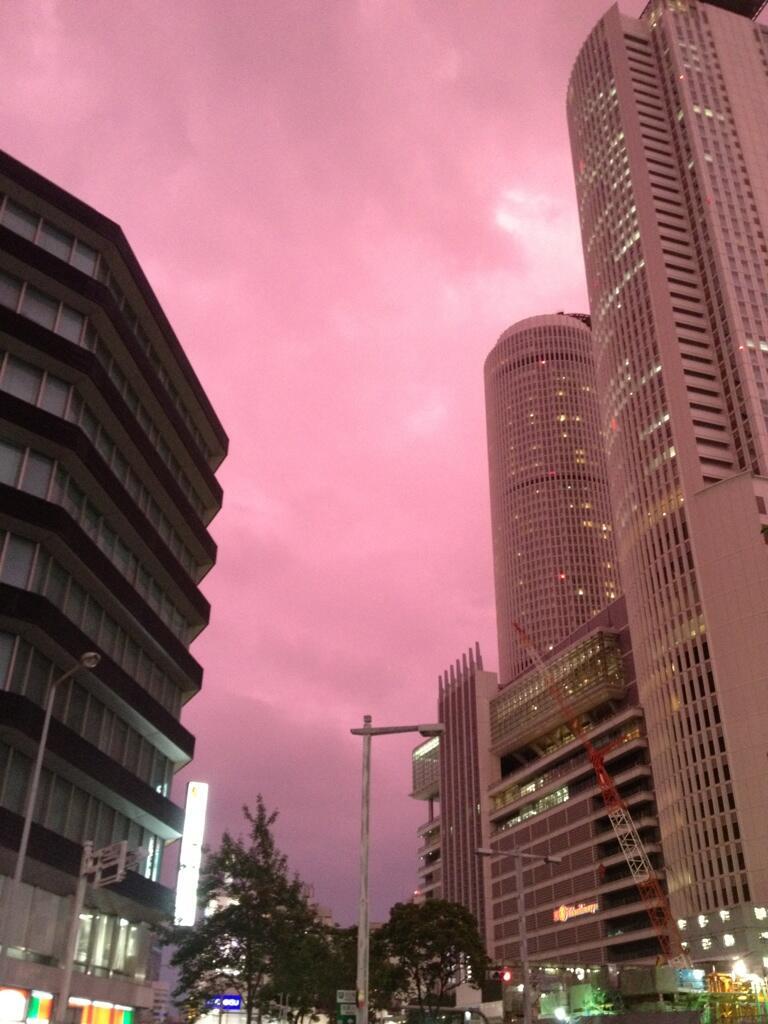 Fenomena aneh di wilayah Tokai Jepang, Langit warna pink