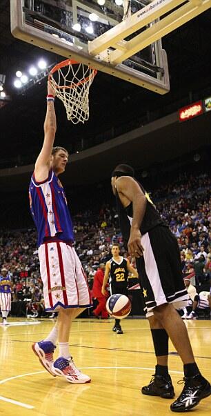 Pemain Basket Ini Dapat Slam Dunk Tanpa Melompat