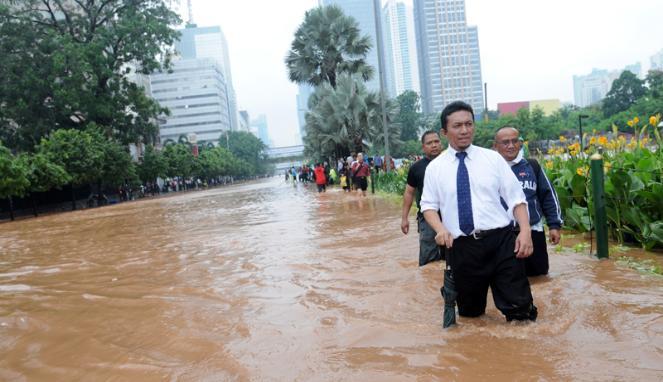 &#91;PKS pecah&#93; Anis Matta Sindir Pejabat yang Hobi Pencitraan Kala Banjir &#91;HNH,Aher,TS?&#93;