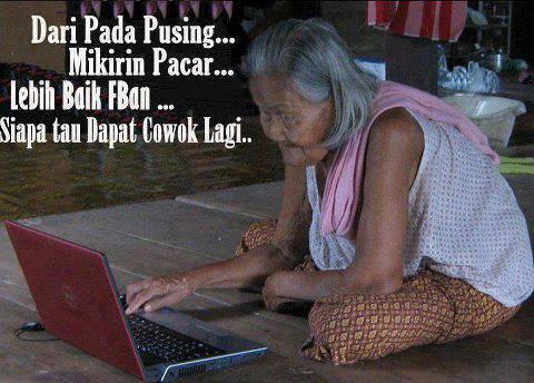 Seorang Wanita Sedang Mencari Jodoh Lewat FB 