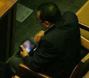 Bahkan Rapat Pun Jarang Hadir, Berapa Gaji Bulanan Anggota DPR?