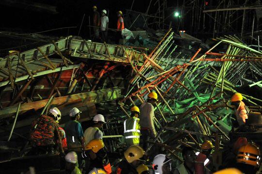 Jembatan terpanjang se-Asia Tenggara runtuh, 2 WNI terluka