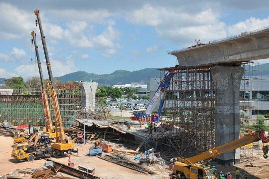 Jembatan terpanjang se-Asia Tenggara runtuh, 2 WNI terluka