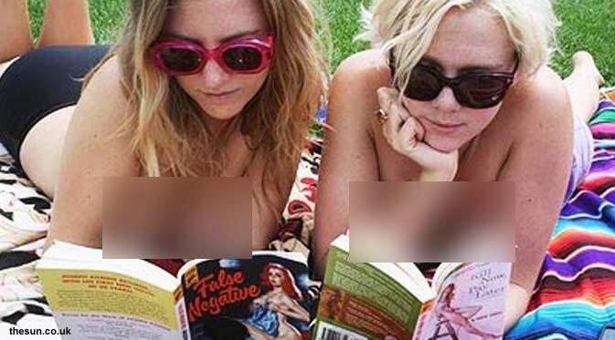 Walah! Ada Klub Pecinta Buku Sambil Topless