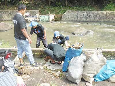 Lomba Mulung Sampah Sungai Ciliwung Berhasil Pecahkan Rekor MURI