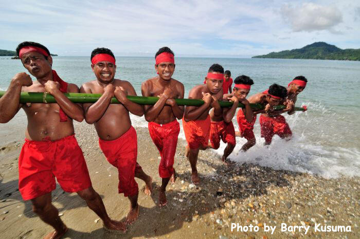 Atraksi Bambu Gila di Maluku.