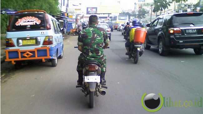 11 Gaya Oknum Aparat tanpa Helm di Jalan Raya