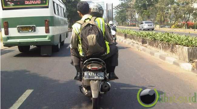 11 Gaya Oknum Aparat tanpa Helm di Jalan Raya