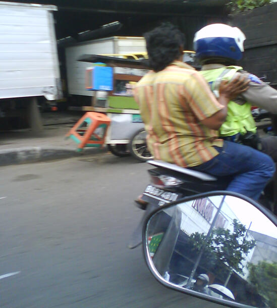 11 Gaya Aparat Berkendara Tanpa Helm