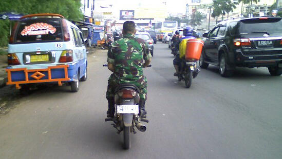 11 Gaya Aparat Berkendara Tanpa Helm