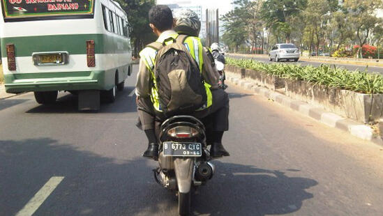 11 Gaya Aparat Berkendara Tanpa Helm