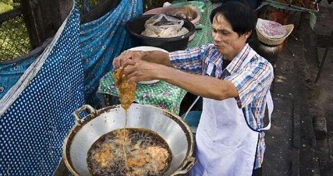 &#91;Ibu Hartini Maliki&#93; Penjual Gorengan Yg Menggoreng Dgn Tangan Kosong