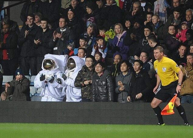 PENAMPAKAN ASTRONOT DI PERTANDINGAN INDONESIA VS BELANDA &#91;+PIC&#93;