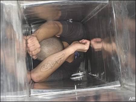 Foto-foto Orang yang Terjebak di Tempat yang Tak Terduga