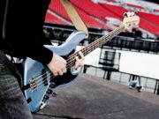 Mengenal bassist favorit ane, Chris Wolstenholme (MUSE)