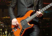 Mengenal bassist favorit ane, Chris Wolstenholme (MUSE)