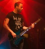 Mengenal bassist favorit ane, Chris Wolstenholme (MUSE)