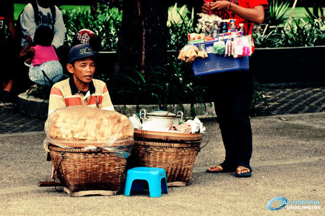 Kacang! Kancang! Tahu haneut! Tahu haneut! Mijon! Mijon! (Based On The True Story)