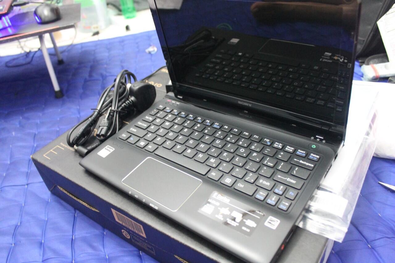 SONY VAIO SVE11135CVB 11"/AMD E2-2000/2GB/320GB/RADEON HD7340/WIN8 beli gak jd pakai