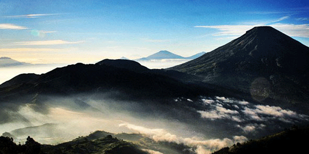 5 Gunung Cantikdi Indonesia yang angker bagi para pendaki