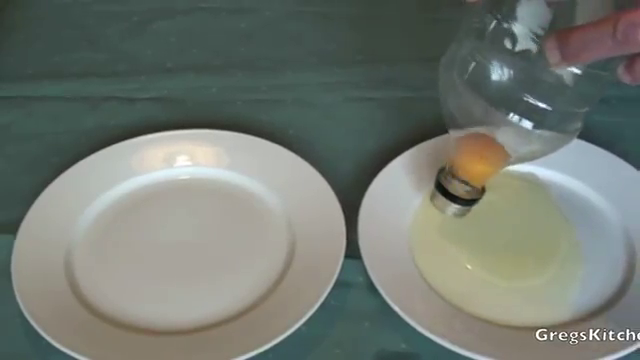 Cara mudah memisahkan kuning telur dan putihnya gan :D