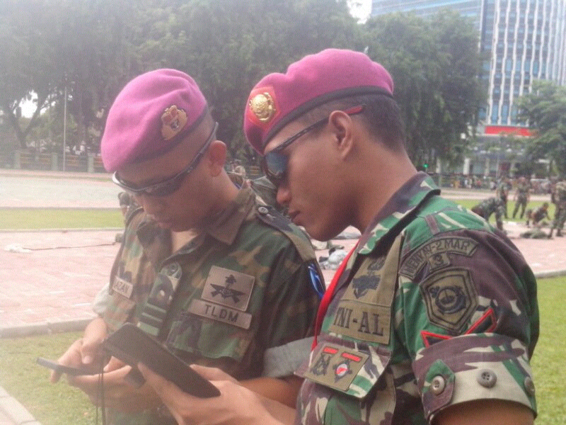 Baret Marinir Malaysia warnanya sama dengan baret Marinir Indonesia.