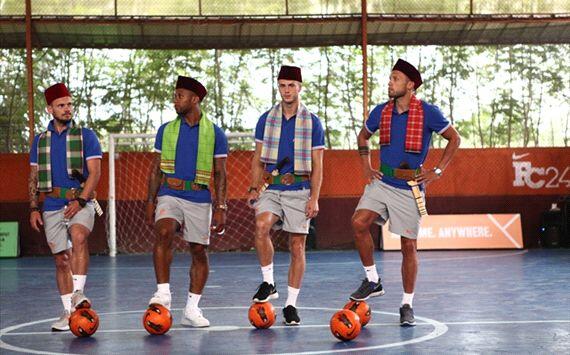 empat pemain orange hadir dalam prosesi penyerahan trofi juara turnamen Nike FC247