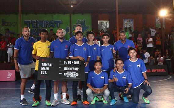 empat pemain orange hadir dalam prosesi penyerahan trofi juara turnamen Nike FC247