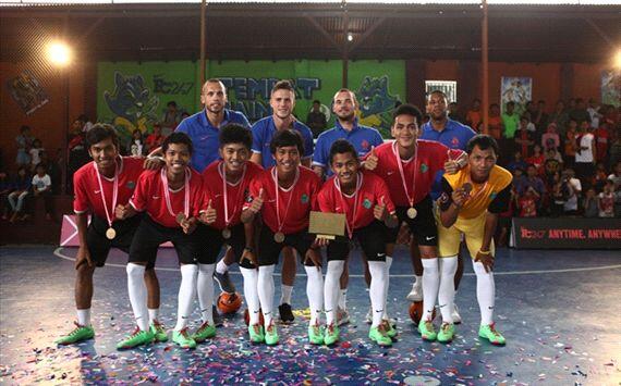 empat pemain orange hadir dalam prosesi penyerahan trofi juara turnamen Nike FC247