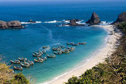 Pantai Indah di Indonesia 