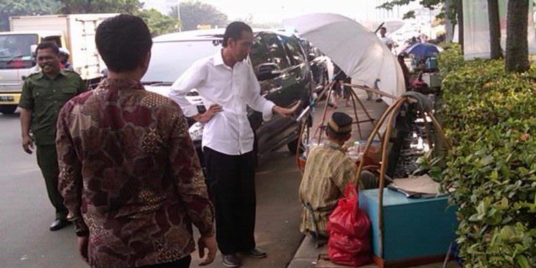 Kirain Ada Kecelakaan, Ternyata Jokowi Beli Kerak Telor