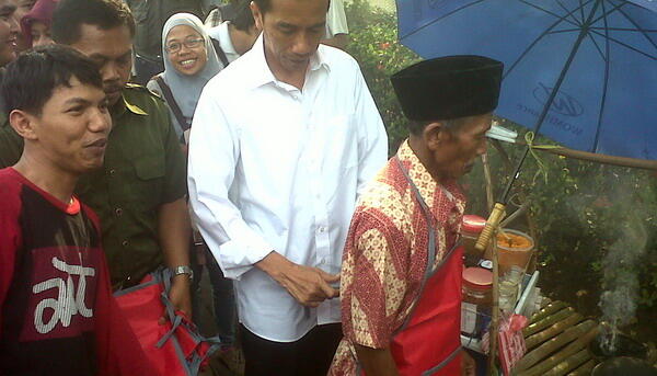 Kirain Ada Kecelakaan, Ternyata Jokowi Beli Kerak Telor